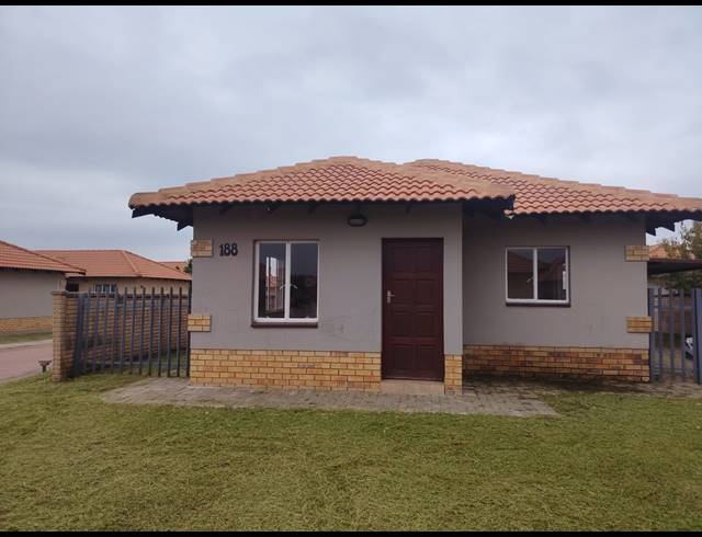3 BEDROOM TOWNHOUSE FOR SALE IN WATERKLOOF HILL ESTATE